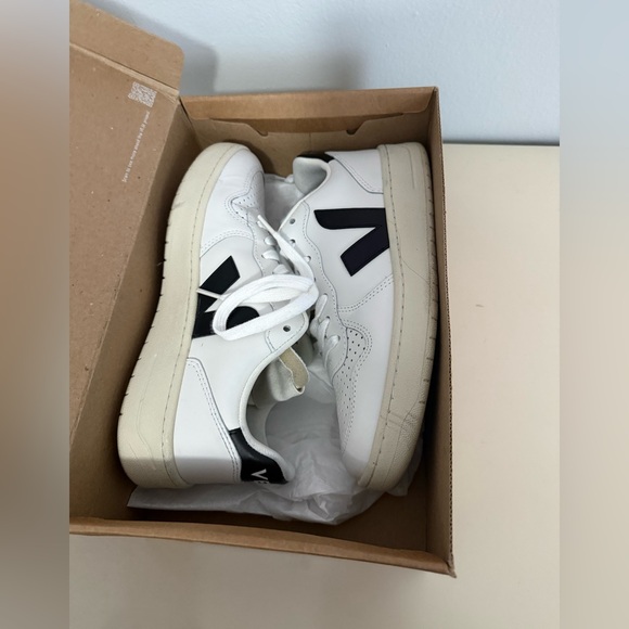 Veja V-10 sneakers - Picture 2 of 8